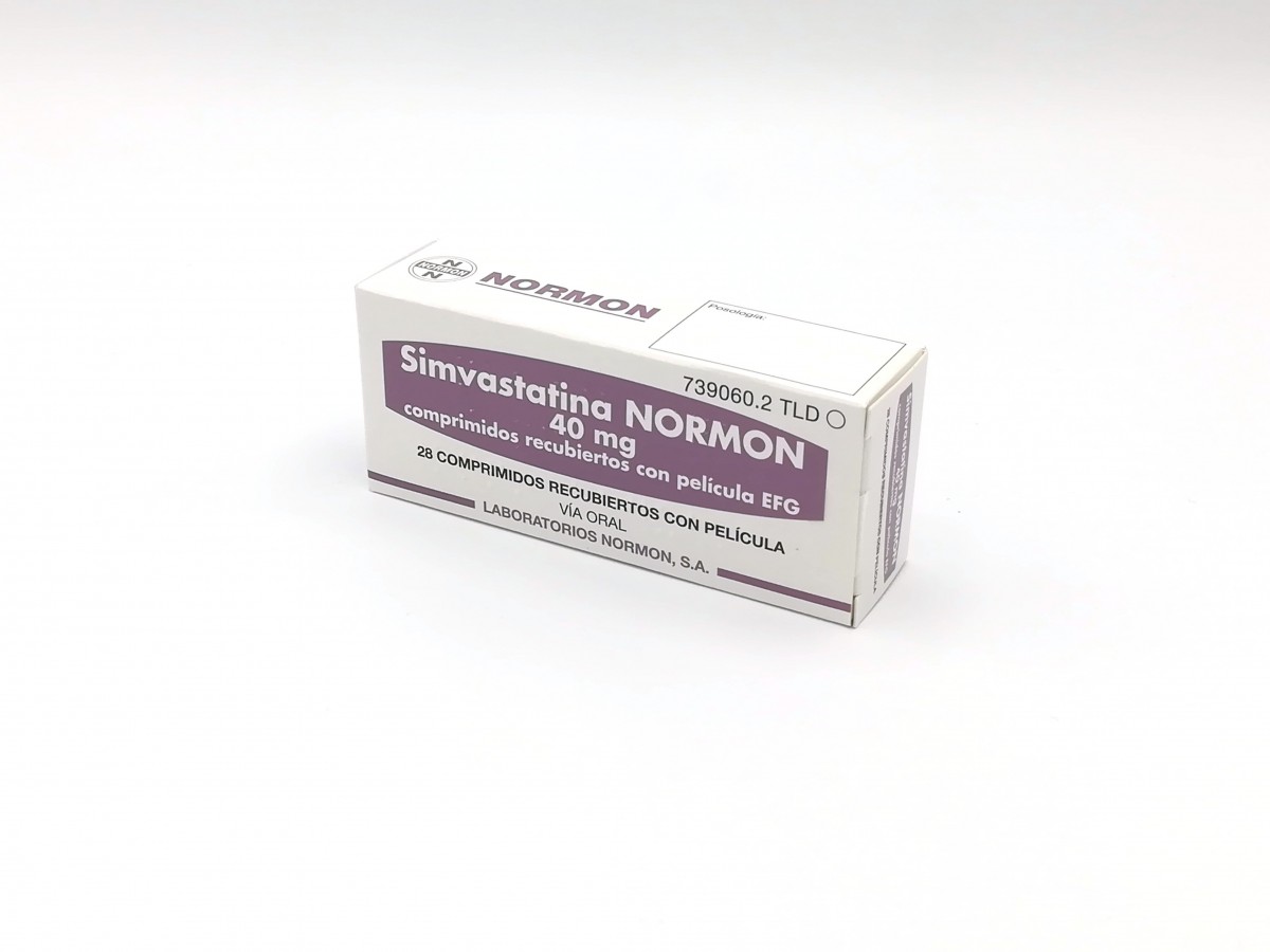SIMVASTATINA NORMON 40 mg COMPRIMIDOS RECUBIERTOS CON PELICULA EFG, 28 comprimidos fotografía del envase.