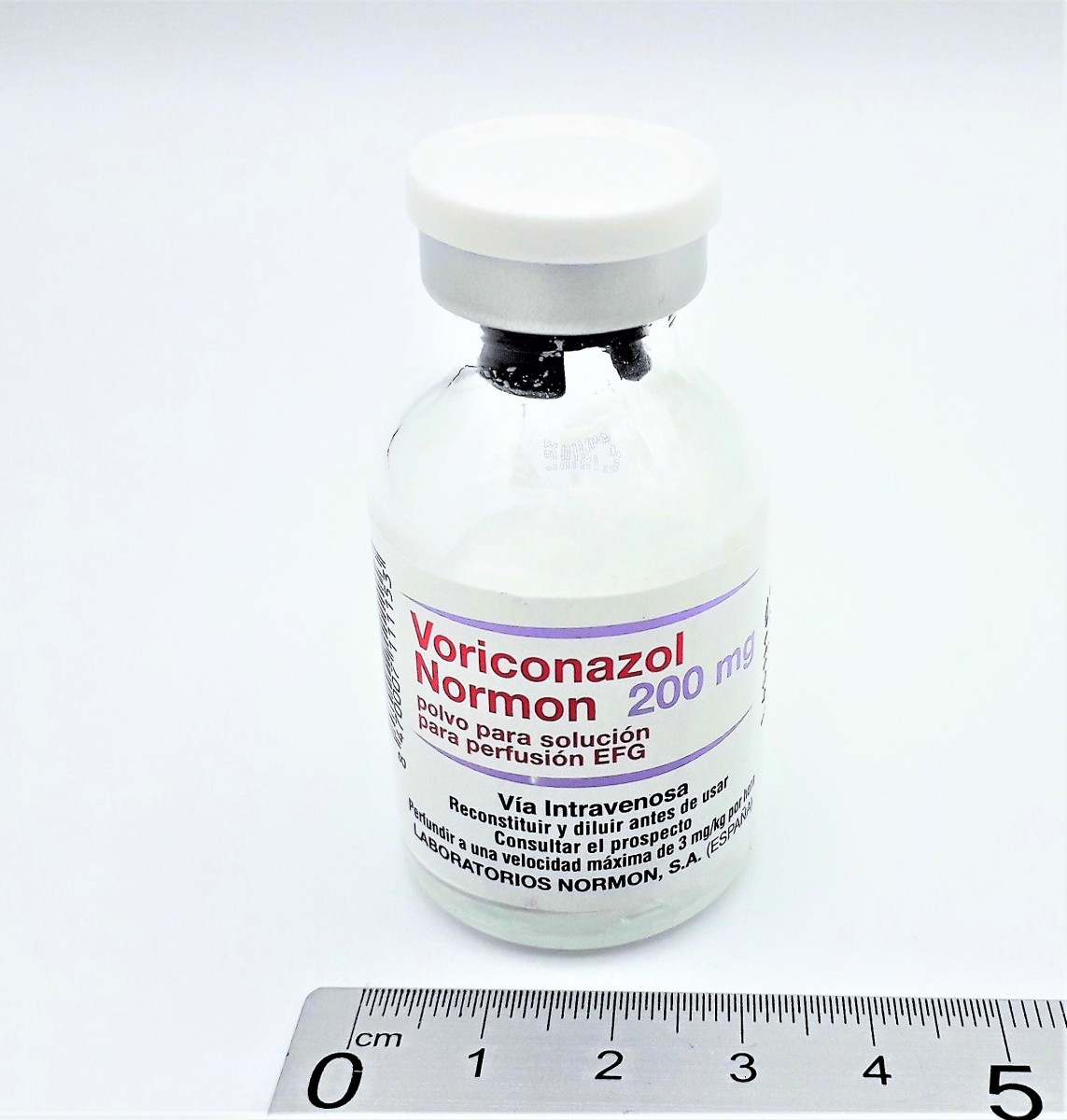 VORICONAZOL NORMON 200 MG POLVO PARA SOLUCION PARA PERFUSION EFG, 1 vial fotografía de la forma farmacéutica.