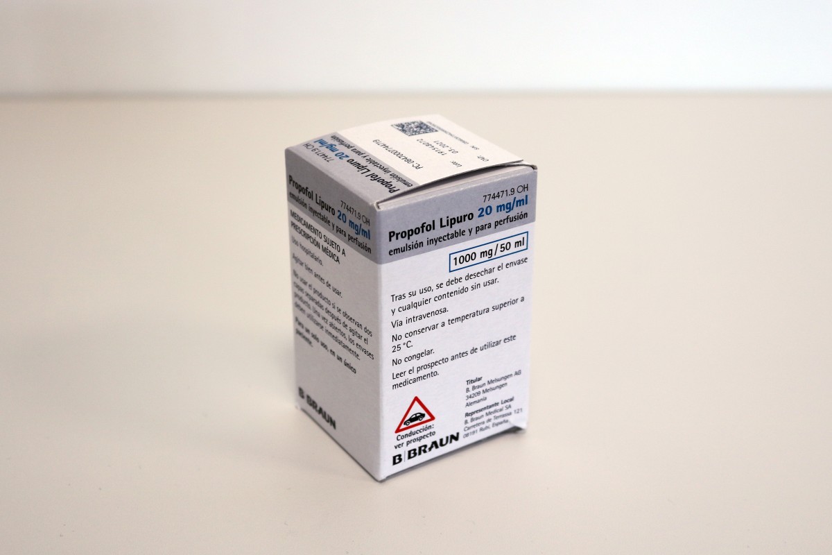 PROPOFOL LIPURO 20 mg/ml EMULSIÓN INYECTABLE  y PARA PERFUSIÓN , 10 viales de 50 ml fotografía del envase.