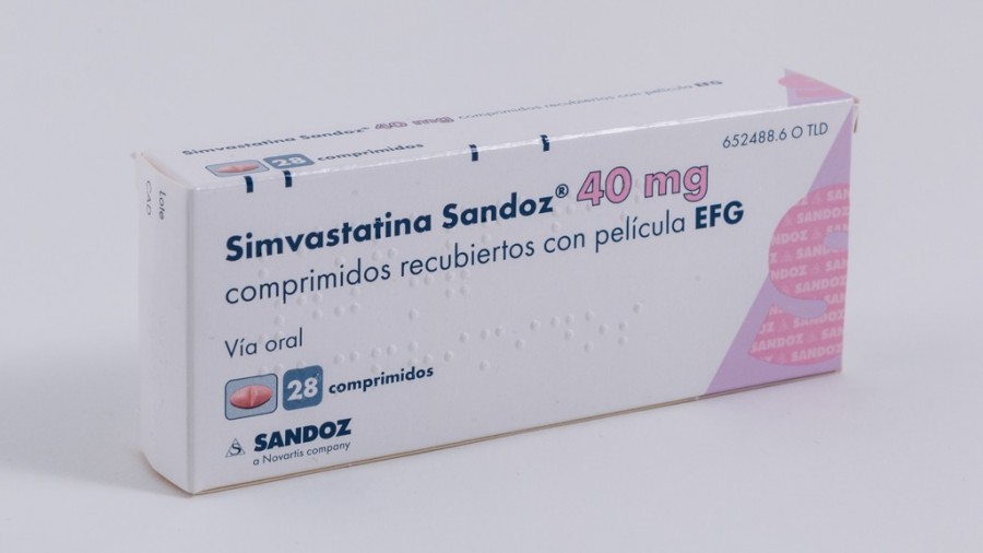 SIMVASTATINA SANDOZ 40 mg COMPRIMIDOS RECUBIERTOS CON PELÍCULA EFG, 28 comprimidos fotografía del envase.
