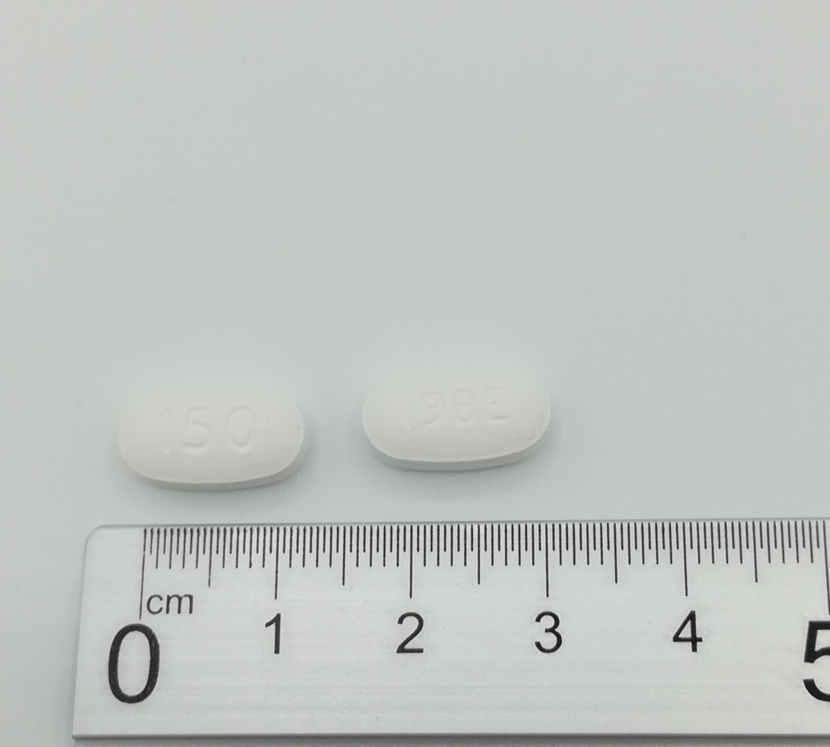 ACIDO IBANDRONICO NORMON 150 mg COMPRIMIDOS RECUBIERTOS CON PELICULA EFG, 3 comprimidos fotografía de la forma farmacéutica.