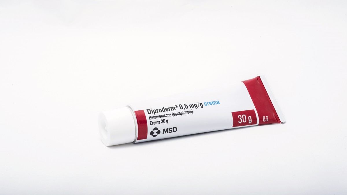 DIPRODERM 0,5 mg/g CREMA , 1 tubo de 30 g fotografía de la forma farmacéutica.