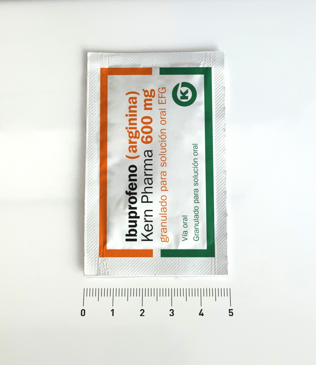 IBUPROFENO (ARGININA) KERN PHARMA 600 mg GRANULADO PARA SOLUCION ORAL EFG, 40 sobres fotografía de la forma farmacéutica.