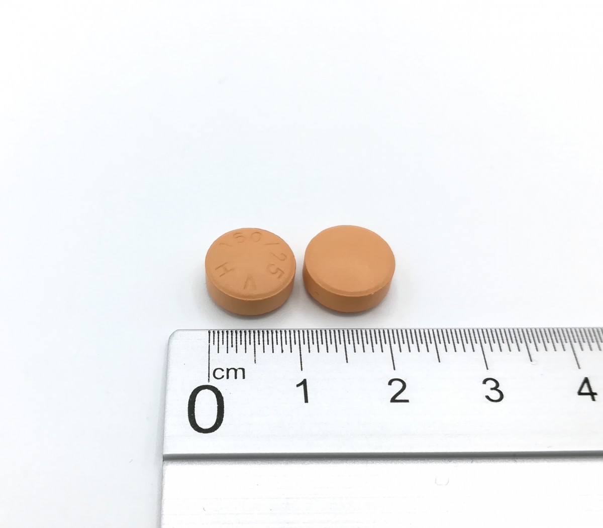 VALSARTAN/HIDROCLOROTIAZIDA NORMON 160 mg/25 mg COMPRIMIDOS RECUBIERTOS CON PELICULA EFG, 28 comprimidos fotografía de la forma farmacéutica.