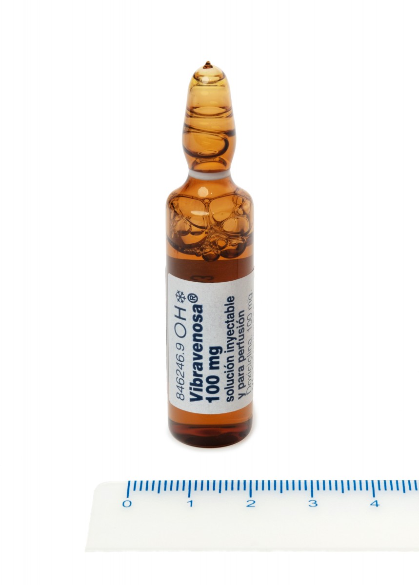 VIBRAVENOSA 100 MG SOLUCION INYECTABLE Y PARA PERFUSIÓN  , 1 ampolla de 5 ml fotografía de la forma farmacéutica.