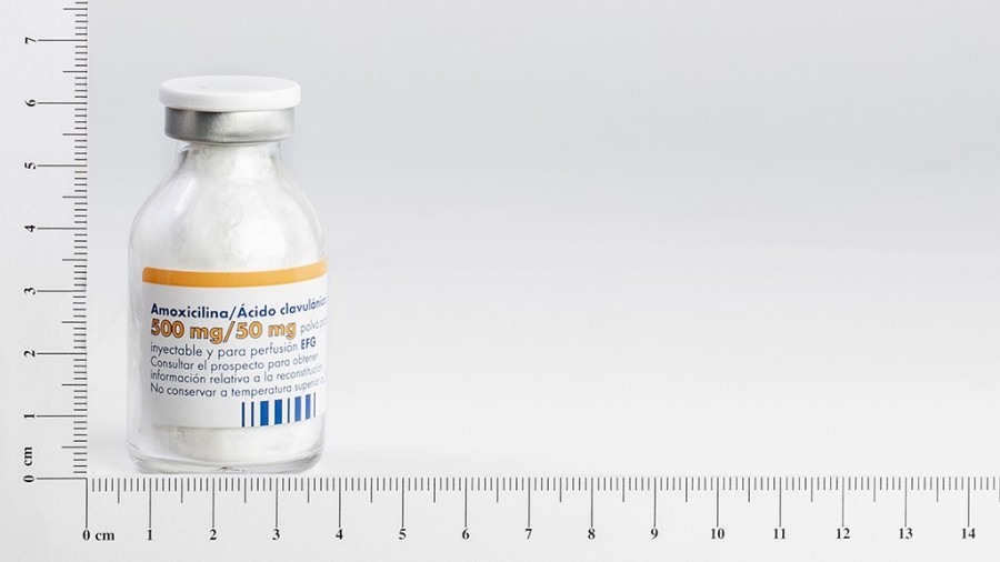 AMOXICILINA/ACIDO CLAVULANICO SANDOZ 500 mg/50 mg POLVO PARA SOLUCION INYECTABLE Y PARA PERFUSION EFG, 100 viales fotografía de la forma farmacéutica.