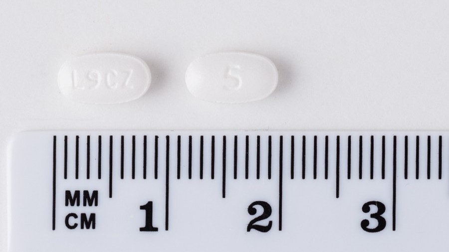 LEVOCETIRIZINA SANDOZ 5 mg COMPRIMIDOS RECUBIERTOS CON PELICULA EFG , 20 comprimidos fotografía de la forma farmacéutica.